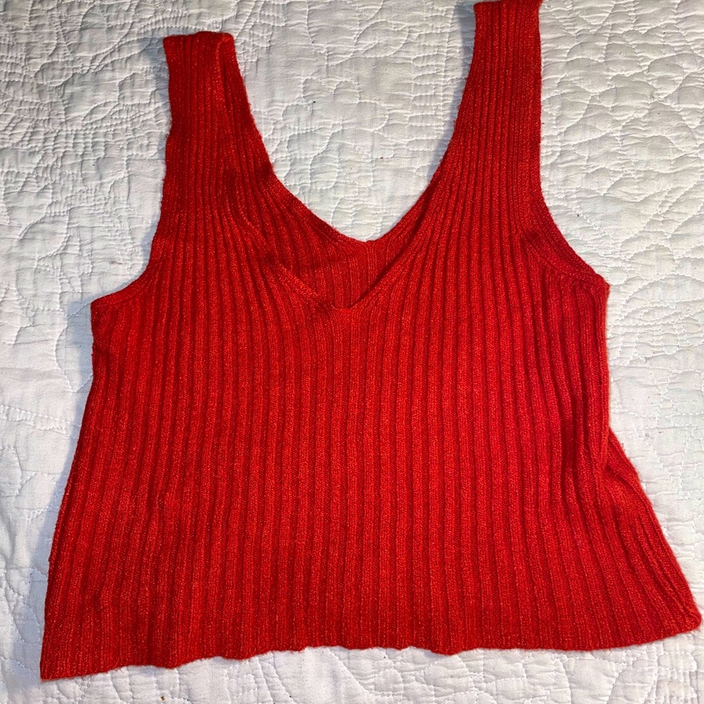 Very comfy crop top! That material is so comfy, just not my color.